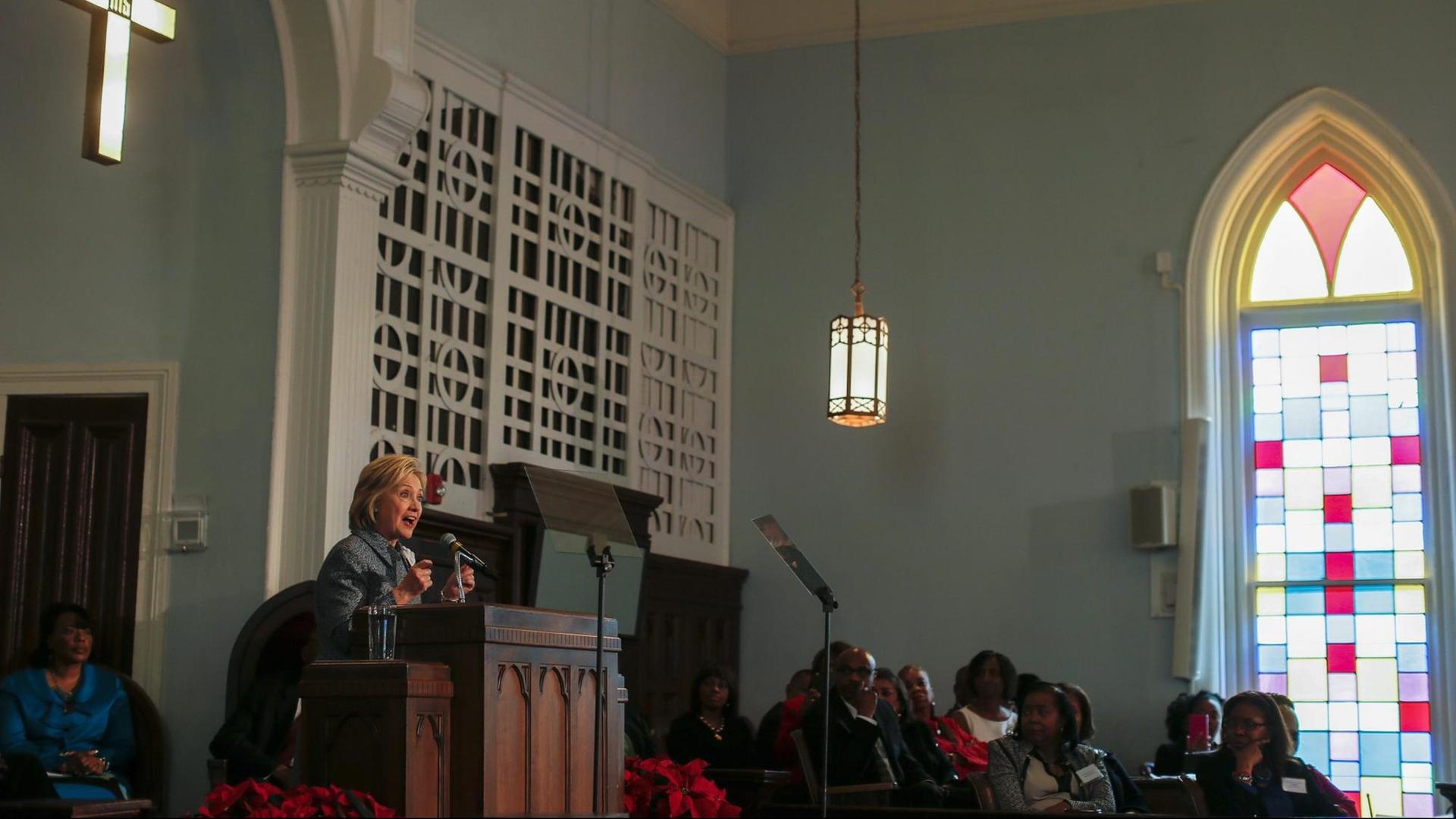 Die US-Präsidentschaftskandidatin der Demokratischen Partei, Hillary Clinton, spricht am 01. Dezember 2015 in der Dexter Avenue King Memorial Baptist Church. Hintergrund des Gottesdienstes war der Bus-Boykott von Rosa Parks im Jahre 1955 während der US-Bürgerrechtsbewegung. Die US-Präsidentschaftskandidatin der Demokratischen Partei, Hillary Clinton, spricht am 01. Dezember 2015 in der Dexter Avenue King Memorial Baptist Church. Hintergrund des Gottesdienstes war der Bus-Boykott von Rosa Parks im Jahre 1955 während der US-Bürgerrechtsbewegung.