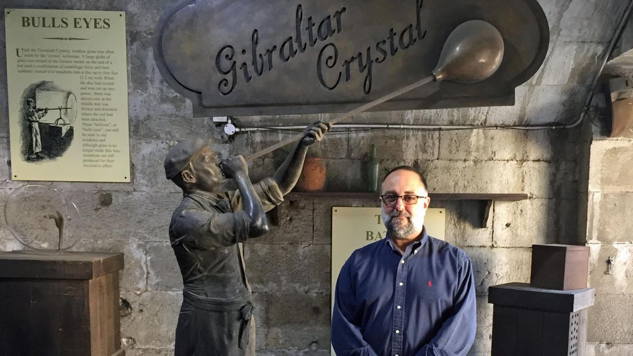 Stuart Mendez ist Miteigentümer von "Gibraltar Crystal" Stuart Mendez ist Miteigentümer von "Gibraltar Crystal"