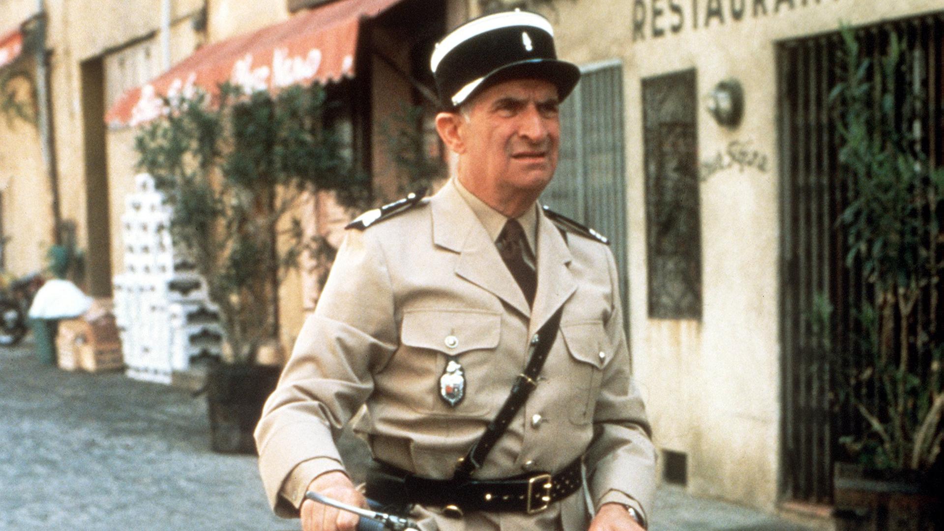Der französische Komiker Louis de Funes in seiner Paraderolle als Gendarm von St. Tropez in dem Film "Louis und seine verrückten Politessen" aus dem Jahr 1983. Der französische Komiker Louis de Funes in seiner Paraderolle als Gendarm von St. Tropez in dem Film "Louis und seine verrückten Politessen" aus dem Jahr 1983.