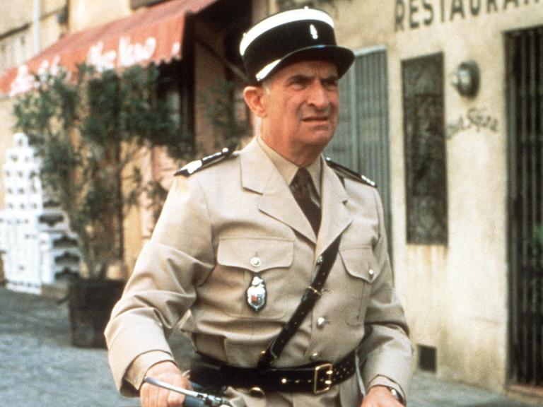 Der französische Komiker Louis de Funes in seiner Paraderolle als Gendarm von St. Tropez in dem Film "Louis und seine verrückten Politessen" aus dem Jahr 1983.