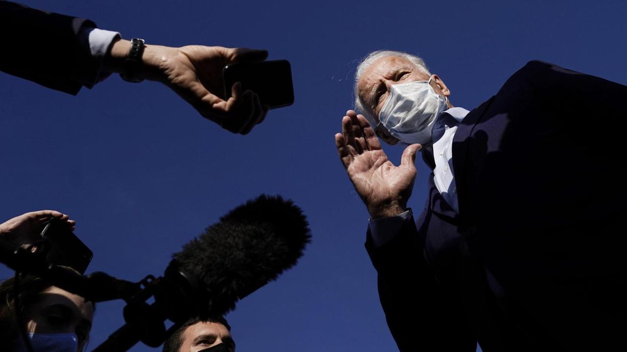 Joe Biden mit Mund-Nasenschutzmaske im Wahlkampf vor Mikrofenen, 18.September 2020. Joe Biden mit Mund-Nasenschutzmaske im Wahlkampf vor Mikrofenen, 18.September 2020.
