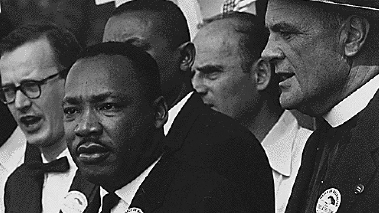 Martin Luther King, Jr., Präsident der US-amerikanischen Bürgerrechtsorganisation Southern Christian Leadership Conference in einer Menschenmenge am 28. August 1963. Der kürzlich verstorbene Bürgerrechtler John Lewis ist zum Teil zu sehen. Martin Luther King, Jr., Präsident der US-amerikanischen Bürgerrechtsorganisation Southern Christian Leadership Conference in einer Menschenmenge am 28. August 1963. Der kürzlich verstorbene Bürgerrechtler John Lewis ist zum Teil zu sehen.