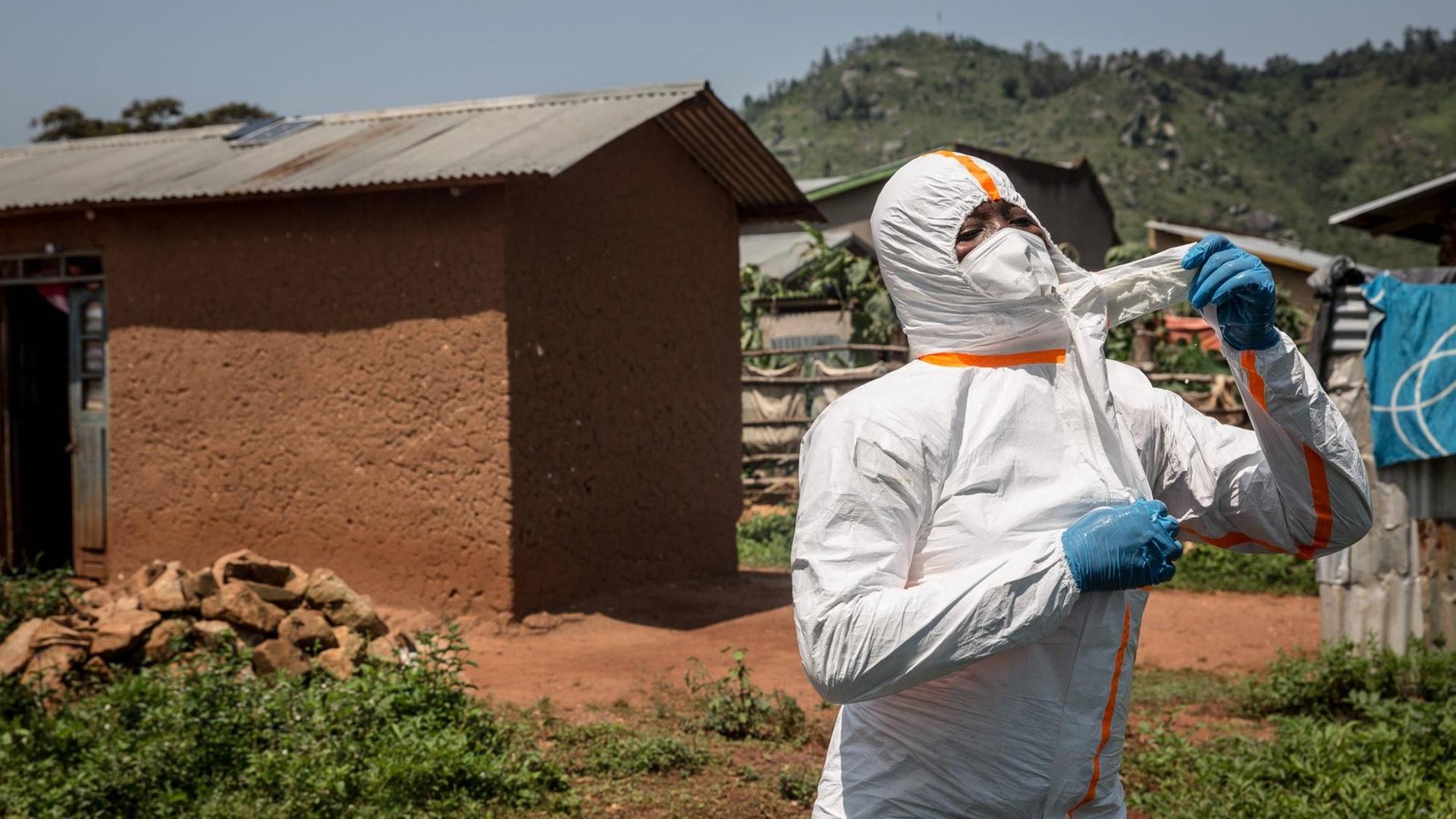 Nach Ebola würden viele Helfer im Kongo gern die Schutzkleidung ein- für allemal ablegen. Danach sieht es aber angesichts des Coronavirus nicht aus. Nach Ebola würden viele Helfer im Kongo gern die Schutzkleidung ein- für allemal ablegen. Danach sieht es aber angesichts des Coronavirus nicht aus.