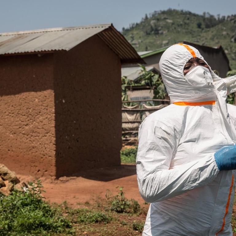 Nach Ebola würden viele Helfer im Kongo gern die Schutzkleidung ein- für allemal ablegen. Danach sieht es aber angesichts des Coronavirus nicht aus.