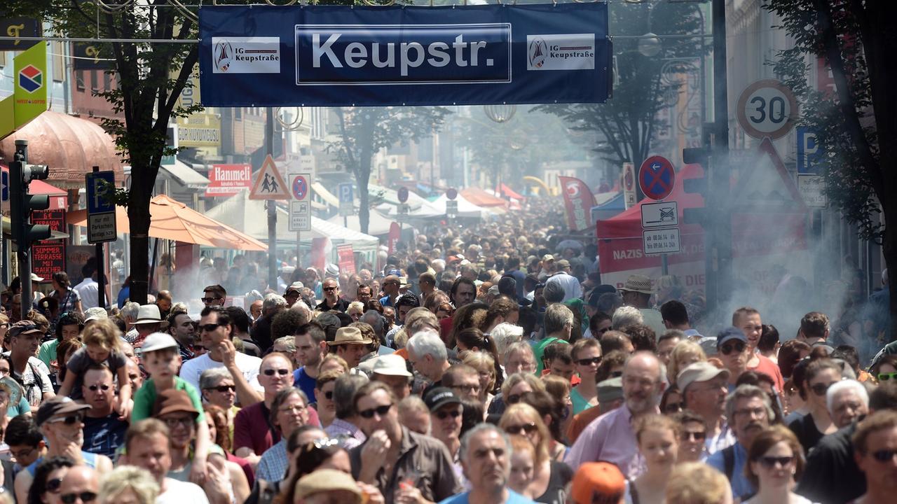 Tausende Menschen drängen am 08.06.2014 beim Kulturfest "Birlikte - Zusammenstehen" zum Gedenken an den vermutlich von der NSU vor zehn Jahren verübten Nagelbombenanschlag in Köln (Nordrhein-Westfalen) durch die Keupstraße.