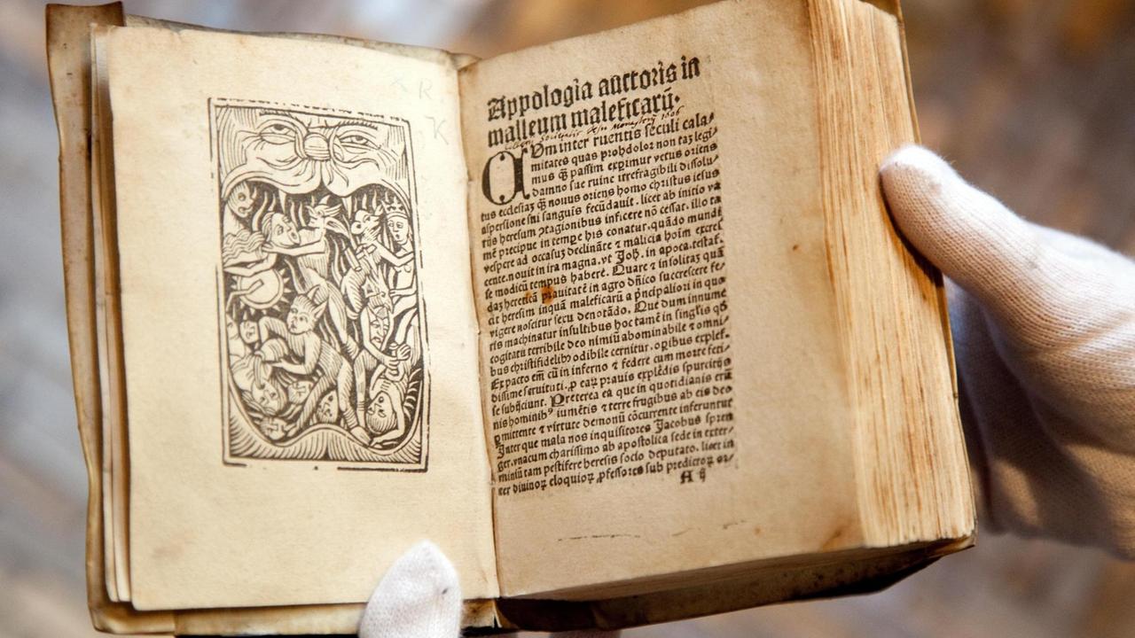 Auf dem Bild zu sehen, ist der sogenannte Hexenhammer (Malleus Maleficarum), Grundlage der jahrhundertelangen hysterischen Hexenverfolgung. Das Buch wurde 2012 im Religio-Museum in Telgte (Kreis Warendorf) als Teil der Schau "Alles über Aberglaube - Erste Schau im neuen Religionsmuseum" gezeigt. Auf dem Bild zu sehen, ist der sogenannte Hexenhammer (Malleus Maleficarum), Grundlage der jahrhundertelangen hysterischen Hexenverfolgung. Das Buch wurde 2012 im Religio-Museum in Telgte (Kreis Warendorf) als Teil der Schau "Alles über Aberglaube - Erste Schau im neuen Religionsmuseum" gezeigt.