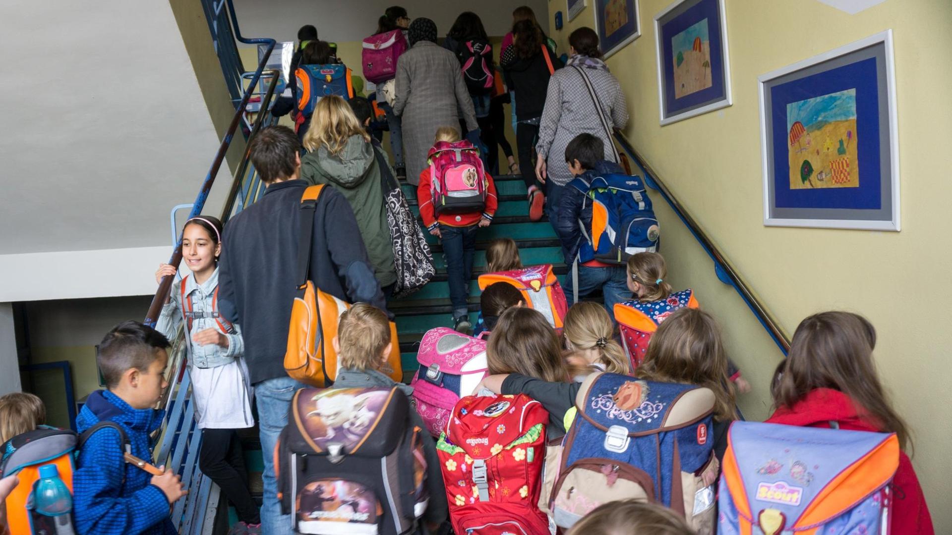 Schüler und Eltern in einer Kölner Grundschule am letzten Schultag vor den Ferien