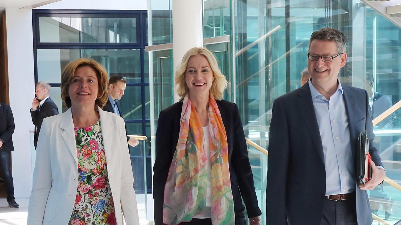 Die kommissarischen Parteivorsitzenden der SPD, Malu Dreyer (l), Ministerpräsidentin in Rheinland-Pfalz, Manuela Schwesig, Ministerpräsidentin in Mecklenburg-Vorpommern, und Thorsten Schäfer-Gümbel, Parteivorsitzender in Hessen, sind auf dem Weg zur Sitzung des Parteivorstandes der SPD im Willy-Brandt-Haus. Die kommissarischen Parteivorsitzenden der SPD, Malu Dreyer (l), Ministerpräsidentin in Rheinland-Pfalz, Manuela Schwesig, Ministerpräsidentin in Mecklenburg-Vorpommern, und Thorsten Schäfer-Gümbel, Parteivorsitzender in Hessen, sind auf dem Weg zur Sitzung des Parteivorstandes der SPD im Willy-Brandt-Haus.