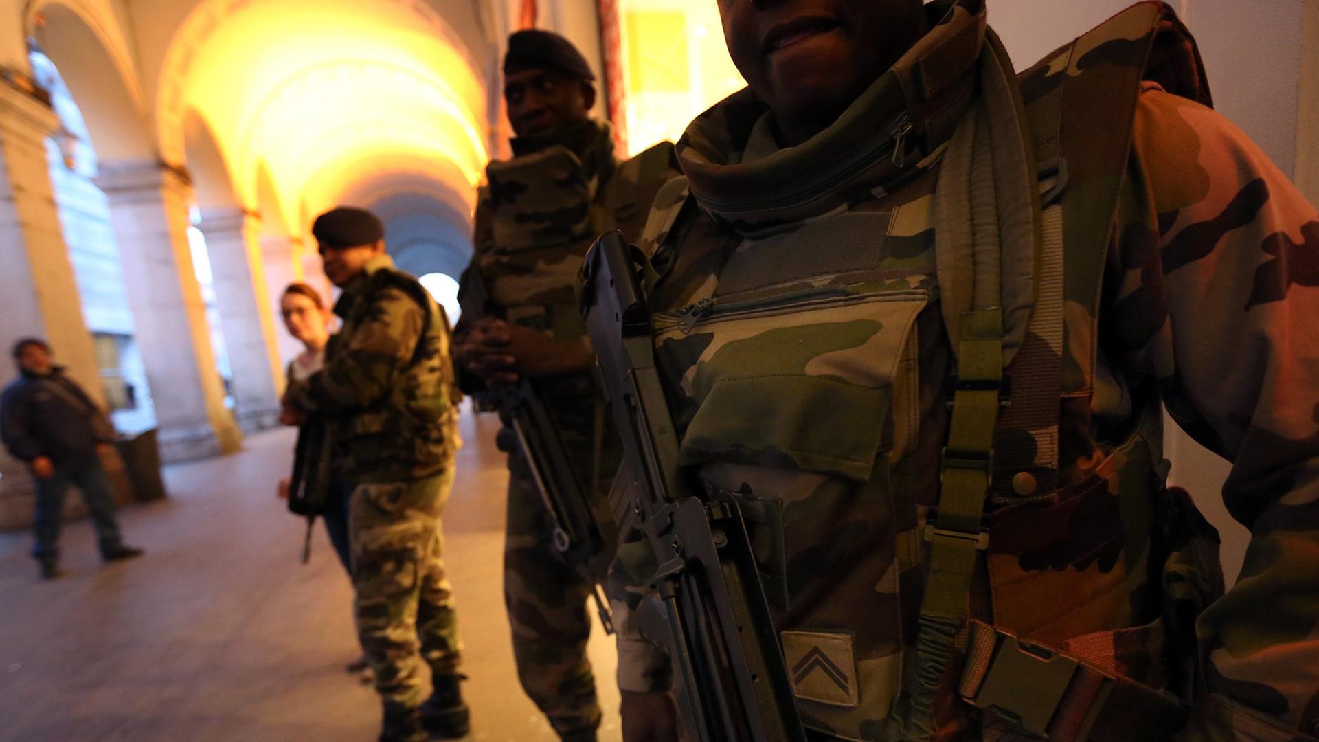 Drei Soldaten vor dem jüdischen Zentrum in Nizza Drei Soldaten vor dem jüdischen Zentrum in Nizza