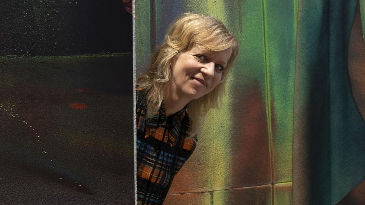 Die Künstlerin Katharina Grosse in ihrer Ausstellung im Helskini Art Museum. Die Künstlerin Katharina Grosse in ihrer Ausstellung im Helskini Art Museum.