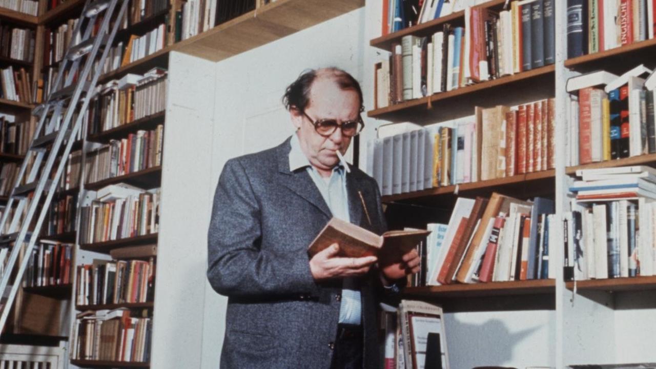 Der Schriftsteller Heinrich Böll in seiner Bibliothek, aufgenommen am 07.12.1970. Der Schriftsteller Heinrich Böll in seiner Bibliothek, aufgenommen am 07.12.1970.