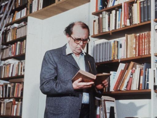 Der Schriftsteller Heinrich Böll in seiner Bibliothek, aufgenommen am 07.12.1970.