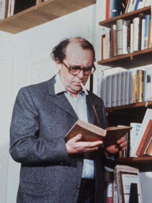 Der Schriftsteller Heinrich Böll in seiner Bibliothek, aufgenommen am 07.12.1970.
