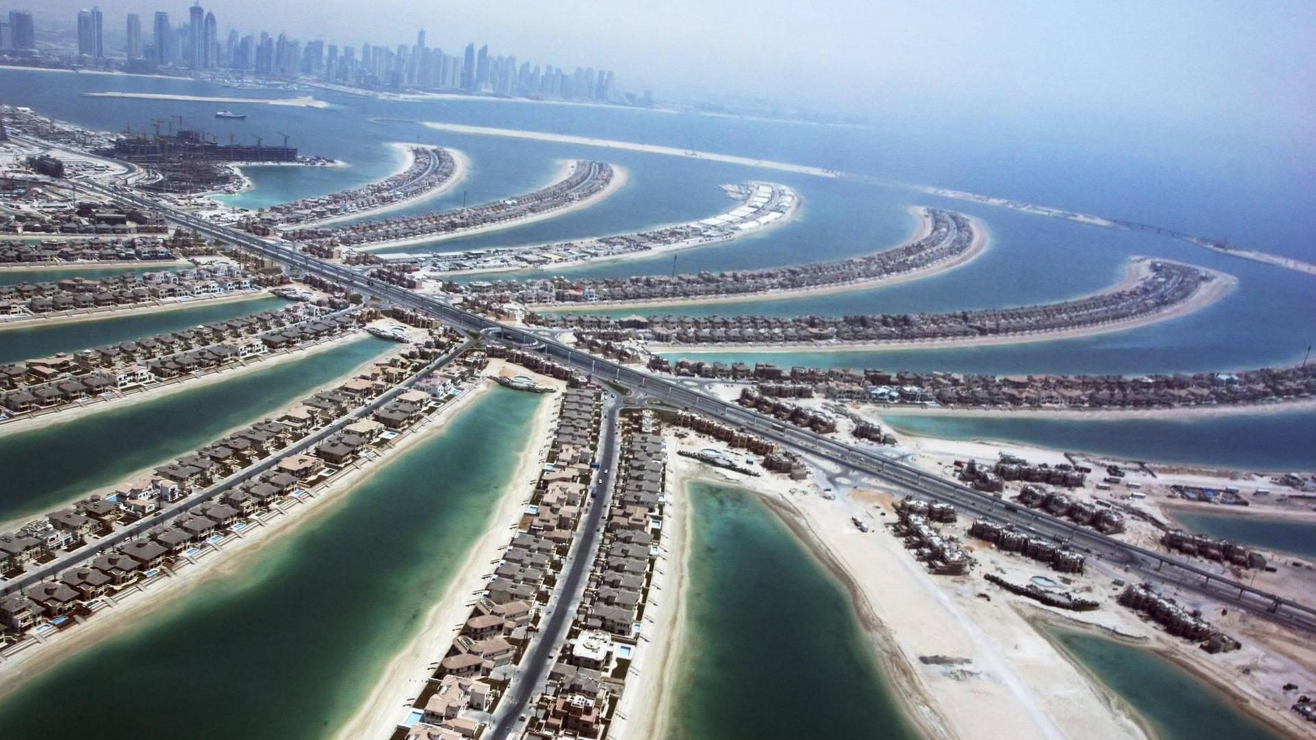 Die künstliche Insel Palm Jumeirah vor der Küste Dubais in einer Luftaufnahme. Die künstliche Insel Palm Jumeirah vor der Küste Dubais in einer Luftaufnahme.