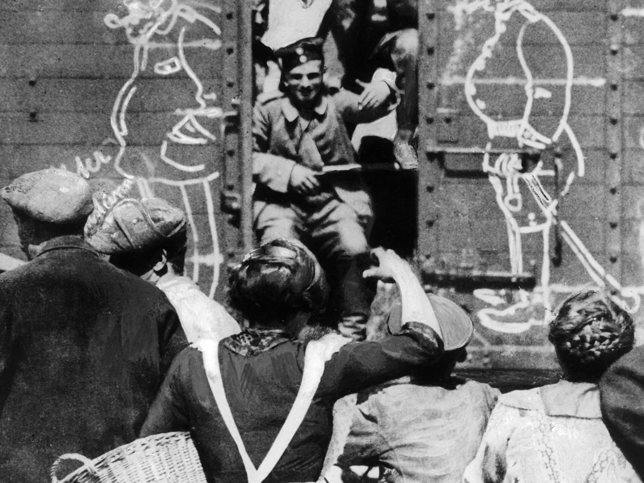 Deutsche Truppen werden während des ersten Weltkriegs auf dem Weg zur Front von der begeisterten Bevölkerung gefeiert. (Undatiertes Archivbild aufgenommen zwischen 1914 und 1918) Deutsche Truppen werden während des ersten Weltkriegs auf dem Weg zur Front von der begeisterten Bevölkerung gefeiert. (Undatiertes Archivbild aufgenommen zwischen 1914 und 1918)