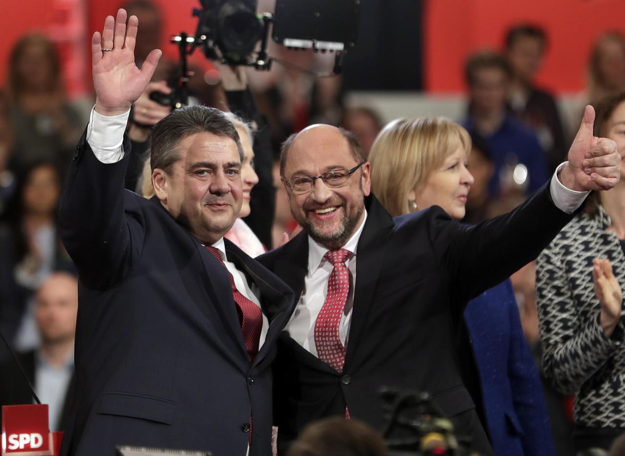 Der bisherige SPD-Vorsitzender Sigmar Gabriel und sein Nachfolger Martin Schulz. Der bisherige SPD-Vorsitzender Sigmar Gabriel und sein Nachfolger Martin Schulz.