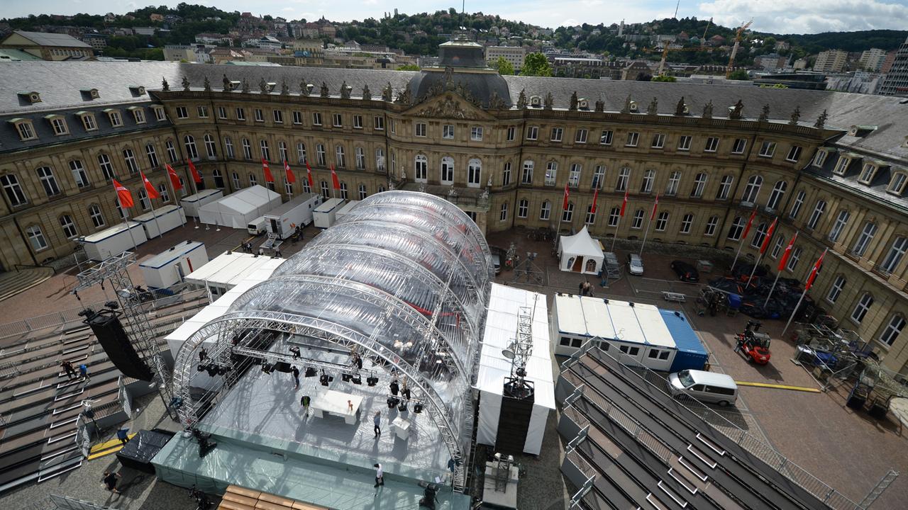 Eine Kirchentags-Bühne steht am 02.06.2015 auf dem Schlossplatz in Stuttgart (Baden-Württemberg) während der Aufbauarbeiten für den Evangelischen Kirchentag vor dem Neuen Schloss. Eine Kirchentags-Bühne steht am 02.06.2015 auf dem Schlossplatz in Stuttgart (Baden-Württemberg) während der Aufbauarbeiten für den Evangelischen Kirchentag vor dem Neuen Schloss.