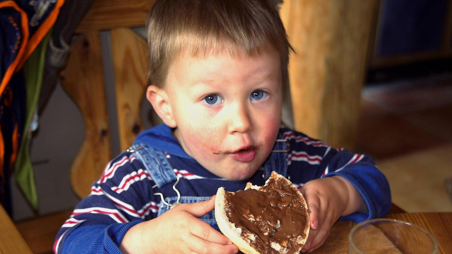 Hajo ist skeptisch, als Mamas neuer Freund auftaucht... Hajo ist skeptisch, als Mamas neuer Freund auftaucht...