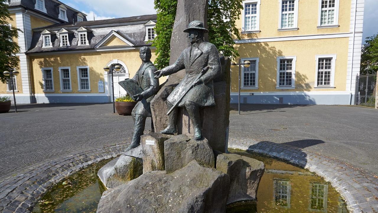 Ein Denkmal des Naturforschers Prinz Maximilians zu Wied-Neuwied, und des Malers Karl Bodmer vor dem Schlosstheater Neuwied Ein Denkmal des Naturforschers Prinz Maximilians zu Wied-Neuwied, und des Malers Karl Bodmer vor dem Schlosstheater Neuwied