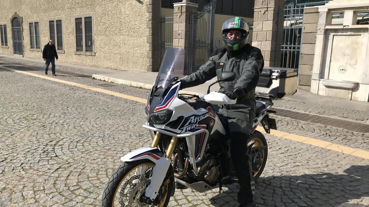 Simultan-Dolmetscher Atilgan Ugrel auf seinem Motorrad am Konak Pier in Izmir. Er liebt es, zu tauchen und mal schnell mit dem Motorrad in die Stadt zu fahren.