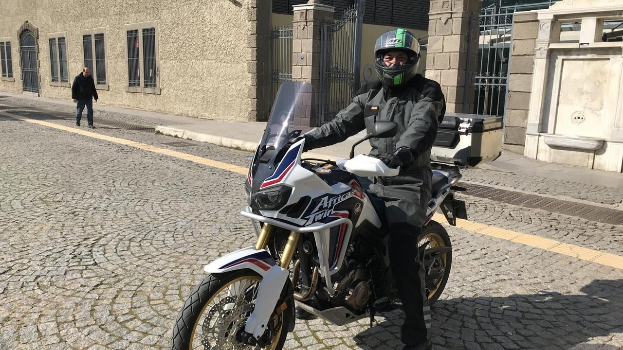 Simultan-Dolmetscher Atilgan Ugrel auf seinem Motorrad am Konak Pier in Izmir. Er liebt es, zu tauchen und mal schnell mit dem Motorrad in die Stadt zu fahren. Simultan-Dolmetscher Atilgan Ugrel auf seinem Motorrad am Konak Pier in Izmir. Er liebt es, zu tauchen und mal schnell mit dem Motorrad in die Stadt zu fahren.