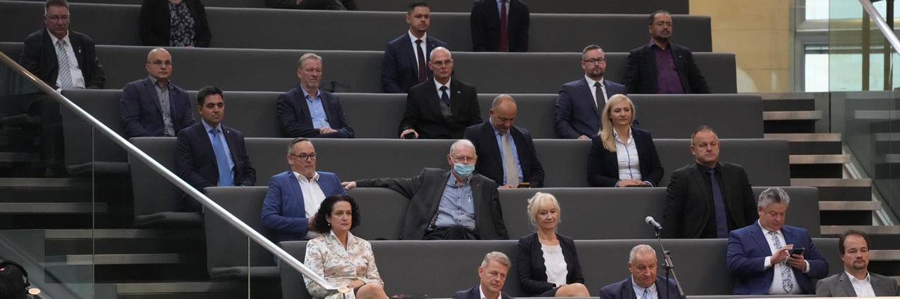 Berlin: AfD-Abgeordnete, die nicht geimpft, genesen, getestet (3G) sind, verfolgen die konstituierende Sitzung des neuen Bundestags von der Tribüne aus. Berlin: AfD-Abgeordnete, die nicht geimpft, genesen, getestet (3G) sind, verfolgen die konstituierende Sitzung des neuen Bundestags von der Tribüne aus.