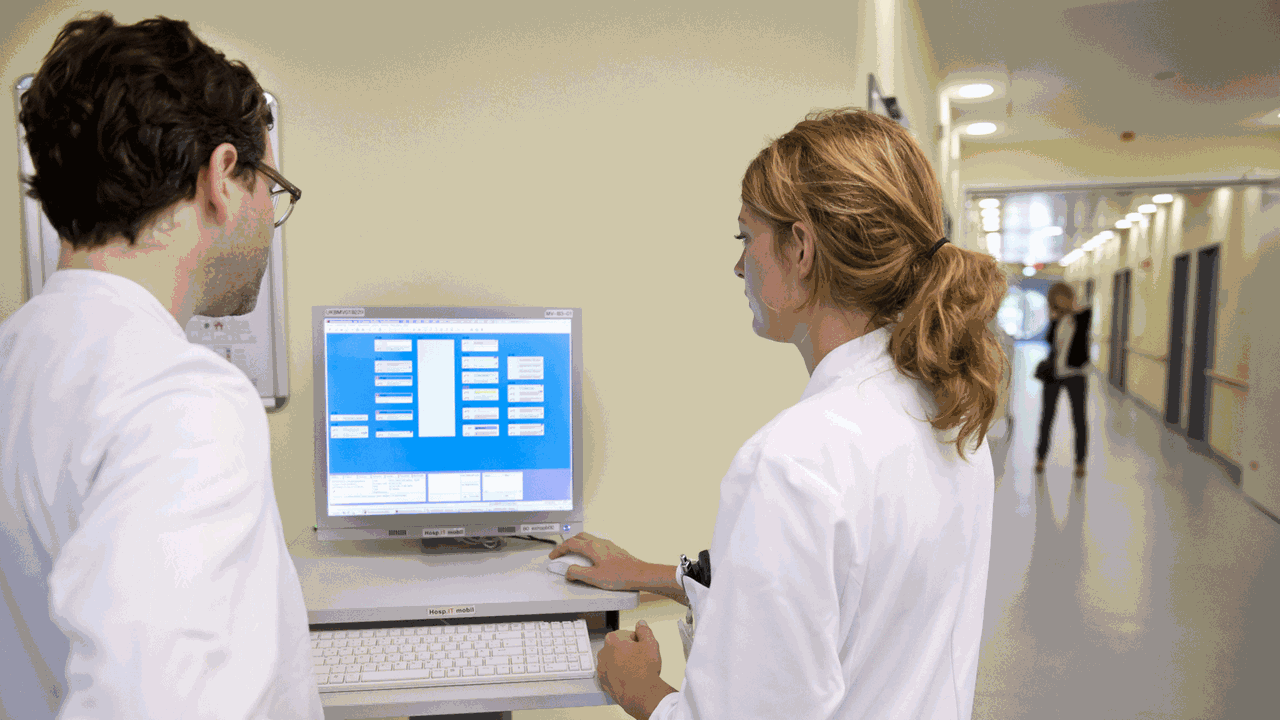 Ärzte an einem Computer-Terminal für elektronische Patientenakten. Ärzte an einem Computer-Terminal für elektronische Patientenakten.