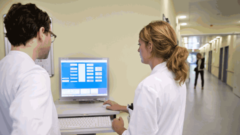 Ärzte an einem Computer-Terminal für elektronische Patientenakten.