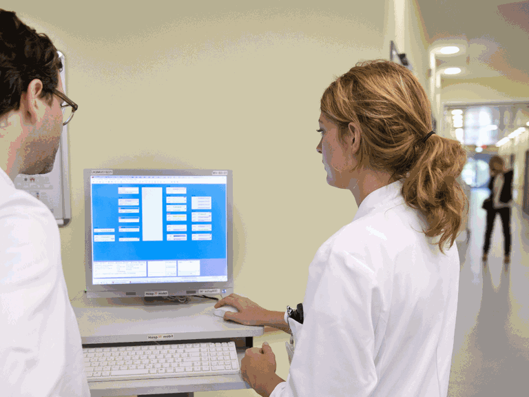 Ärzte an einem Computer-Terminal für elektronische Patientenakten.