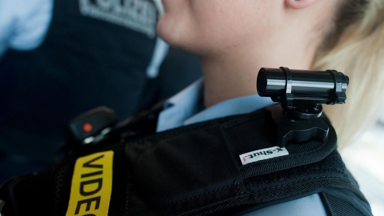 Eine Bundespolizistin trägt eine Körperkamera des Typs ZEPCAM T1 XT. Eine Bundespolizistin trägt eine Körperkamera des Typs ZEPCAM T1 XT.