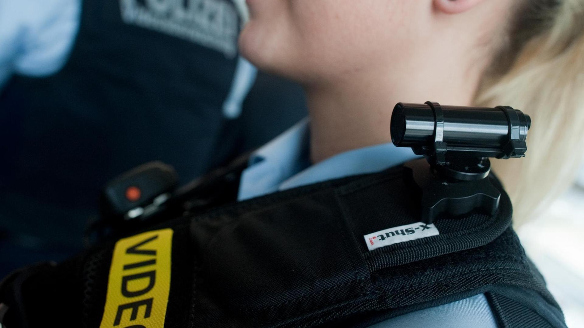 Eine Bundespolizistin trägt eine Körperkamera des Typs ZEPCAM T1 XT. Eine Bundespolizistin trägt eine Körperkamera des Typs ZEPCAM T1 XT.