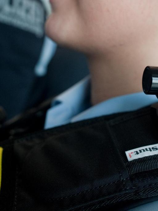 Eine Bundespolizistin trägt eine Körperkamera des Typs ZEPCAM T1 XT.