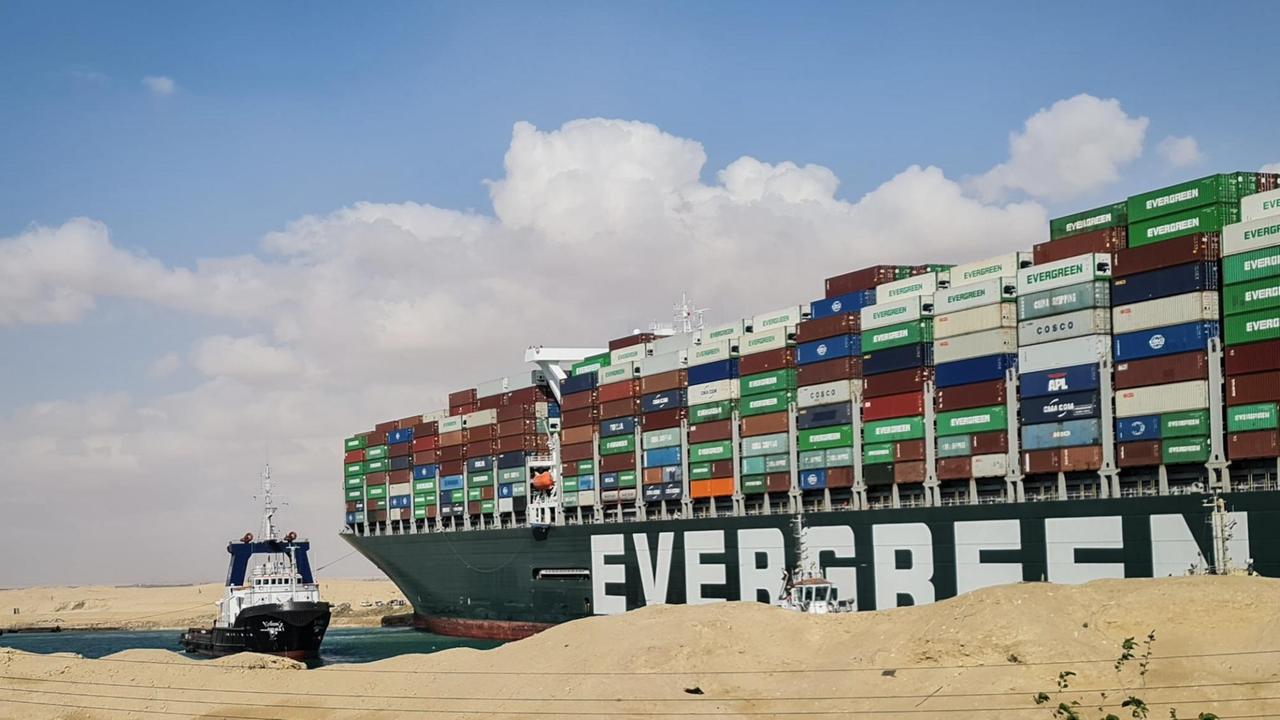 26.03.2021, Ägypten, Suez: Ein Schlepper nimmt an den Bemühungen zur Freilegung vom Containerschiff «Ever Given» teil, das im Suezkanal festgesetzt ist und die wichtige Schifffahrtsstraße zwischen Asien und Europa blockiert.