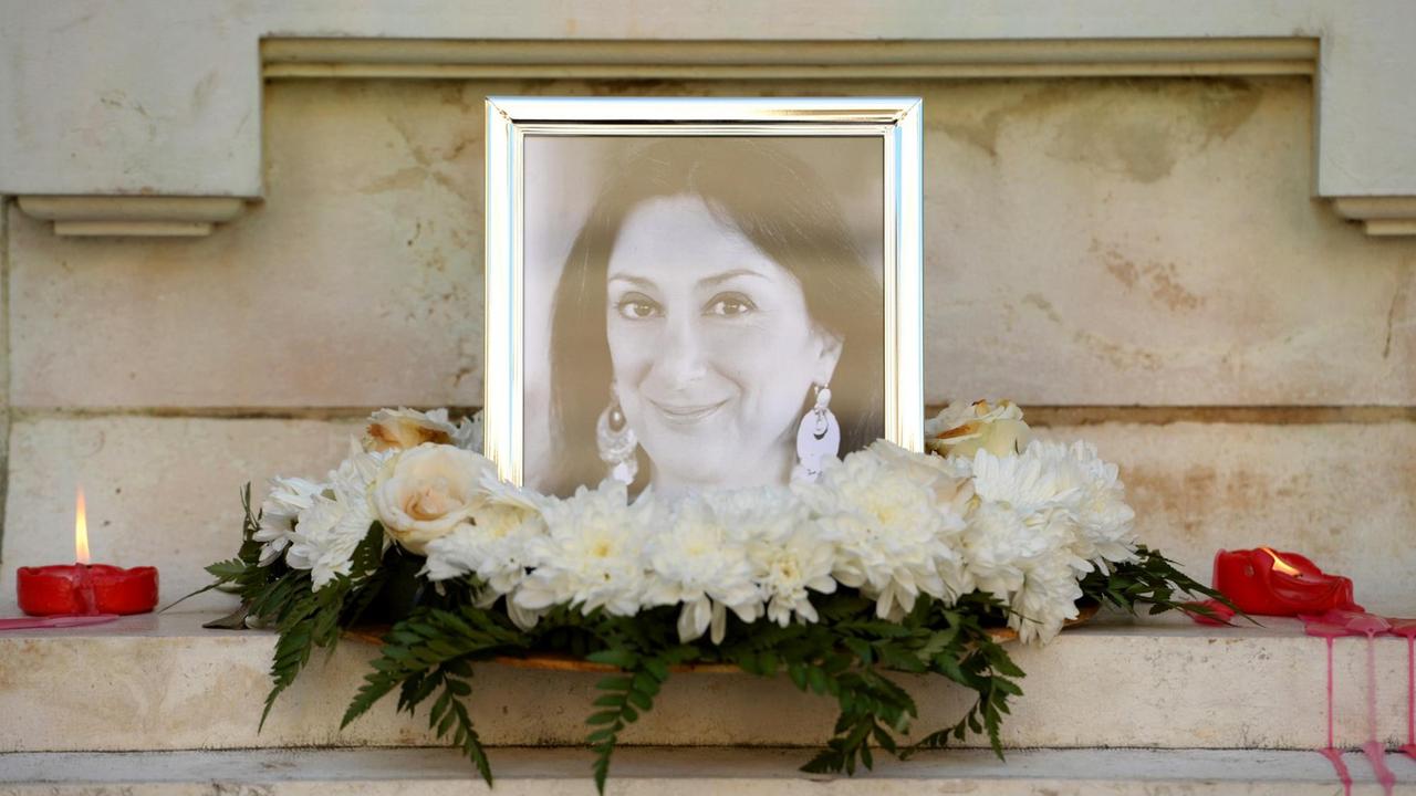 Das Bild zeigt ein Portrait der ermordeten maltesischen Journalistin Daphne Caruana Galizia, die am 16. Oktober 2017 durch eine Autobombe getötet wurde