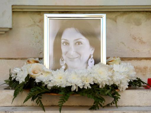 Das Bild zeigt ein Portrait der ermordeten maltesischen Journalistin Daphne Caruana Galizia, die am 16. Oktober 2017 durch eine Autobombe getötet wurde.