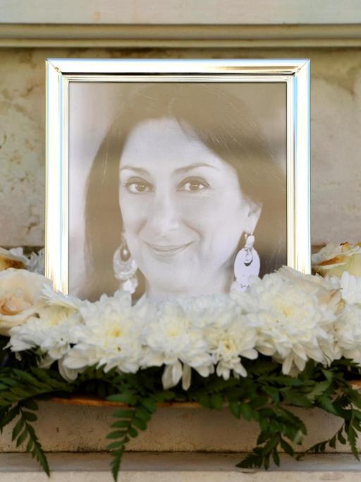 Das Bild zeigt ein Portrait der ermordeten maltesischen Journalistin Daphne Caruana Galizia, die am 16. Oktober 2017 durch eine Autobombe getötet wurde.