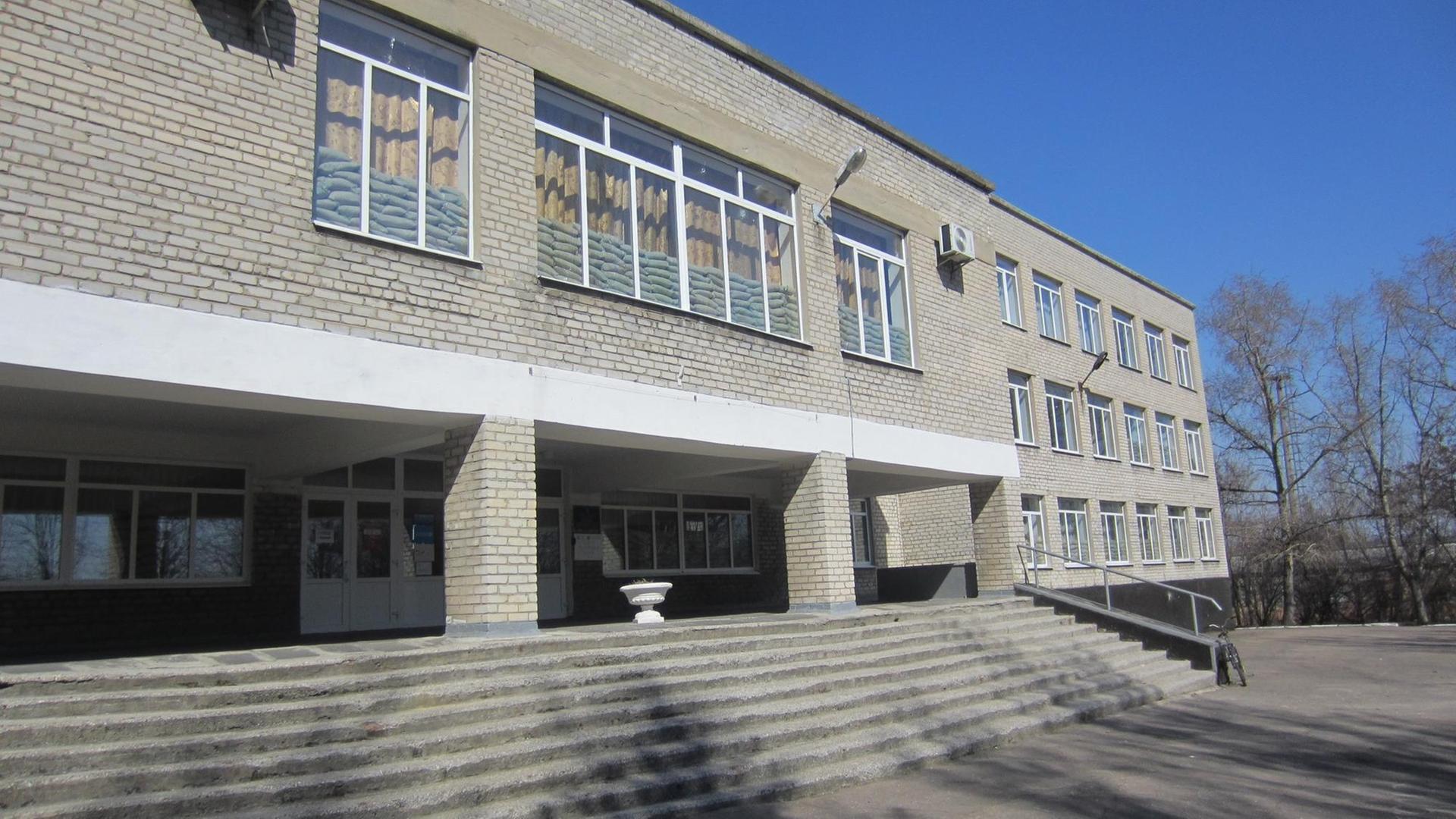 Eingang zur Schule Nr. 2 in der ostukrainischen Kreisstadt Marjinka westlich der Separatistenhochburg Donezk, nur knapp 500 Meter von der Front zu den prorussischen Aufständischen entfernt, aufgenommen am 28.03.2017. Eingang zur Schule Nr. 2 in der ostukrainischen Kreisstadt Marjinka westlich der Separatistenhochburg Donezk, nur knapp 500 Meter von der Front zu den prorussischen Aufständischen entfernt, aufgenommen am 28.03.2017.