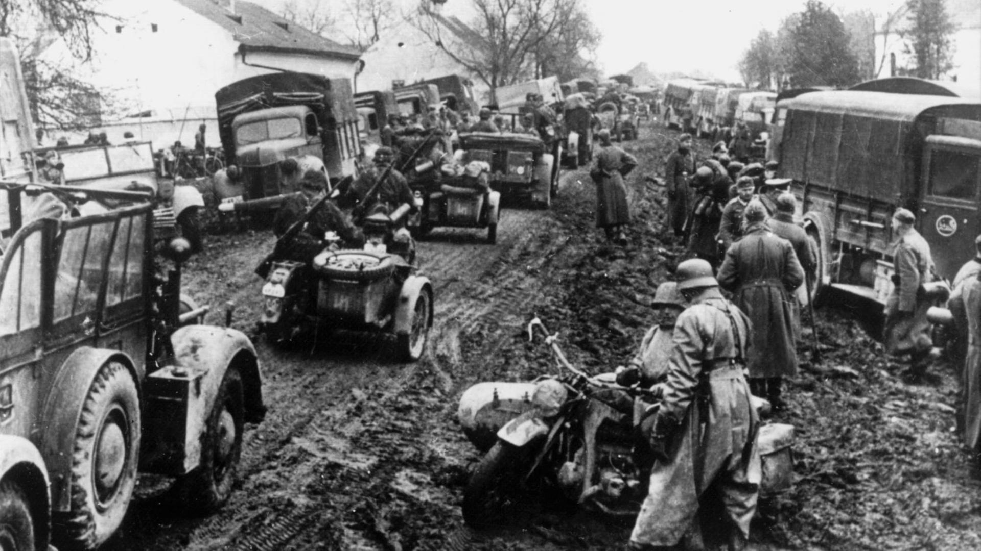 Motorisierte Kolonnen der Wehrmacht auf dem Vormarsch in Jugoslawien während des Balkanfeldzuges im Jahr 1941. Motorisierte Kolonnen der Wehrmacht auf dem Vormarsch in Jugoslawien während des Balkanfeldzuges im Jahr 1941.