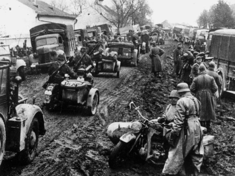 Motorisierte Kolonnen der Wehrmacht auf dem Vormarsch in Jugoslawien während des Balkanfeldzuges im Jahr 1941.