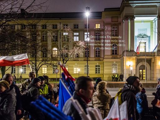 Demonstranten haben das Urteil des polnischen Verfassungsgericht mit einem Beamer an das Gebäude des Ministerrats in Warschau projiziert.