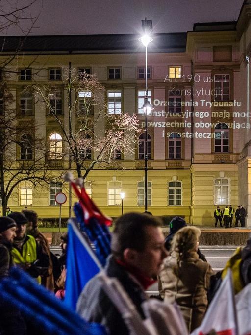 Demonstranten haben das Urteil des polnischen Verfassungsgericht mit einem Beamer an das Gebäude des Ministerrats in Warschau projiziert.
