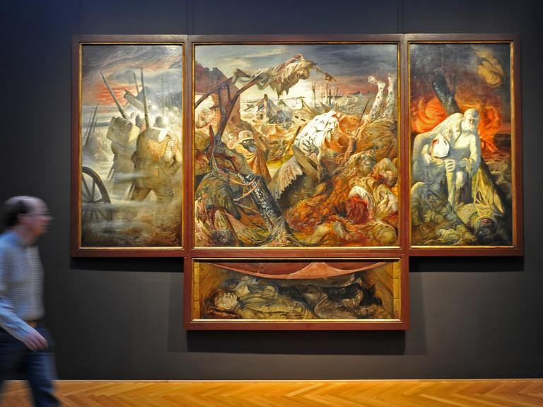 Das Triptychon "Der Krieg" von Otto Dix hängt am 04.04.2014 in Dresden in der Sonderausstellung der Staatlichen Kunstsammlungen im Albertinum.