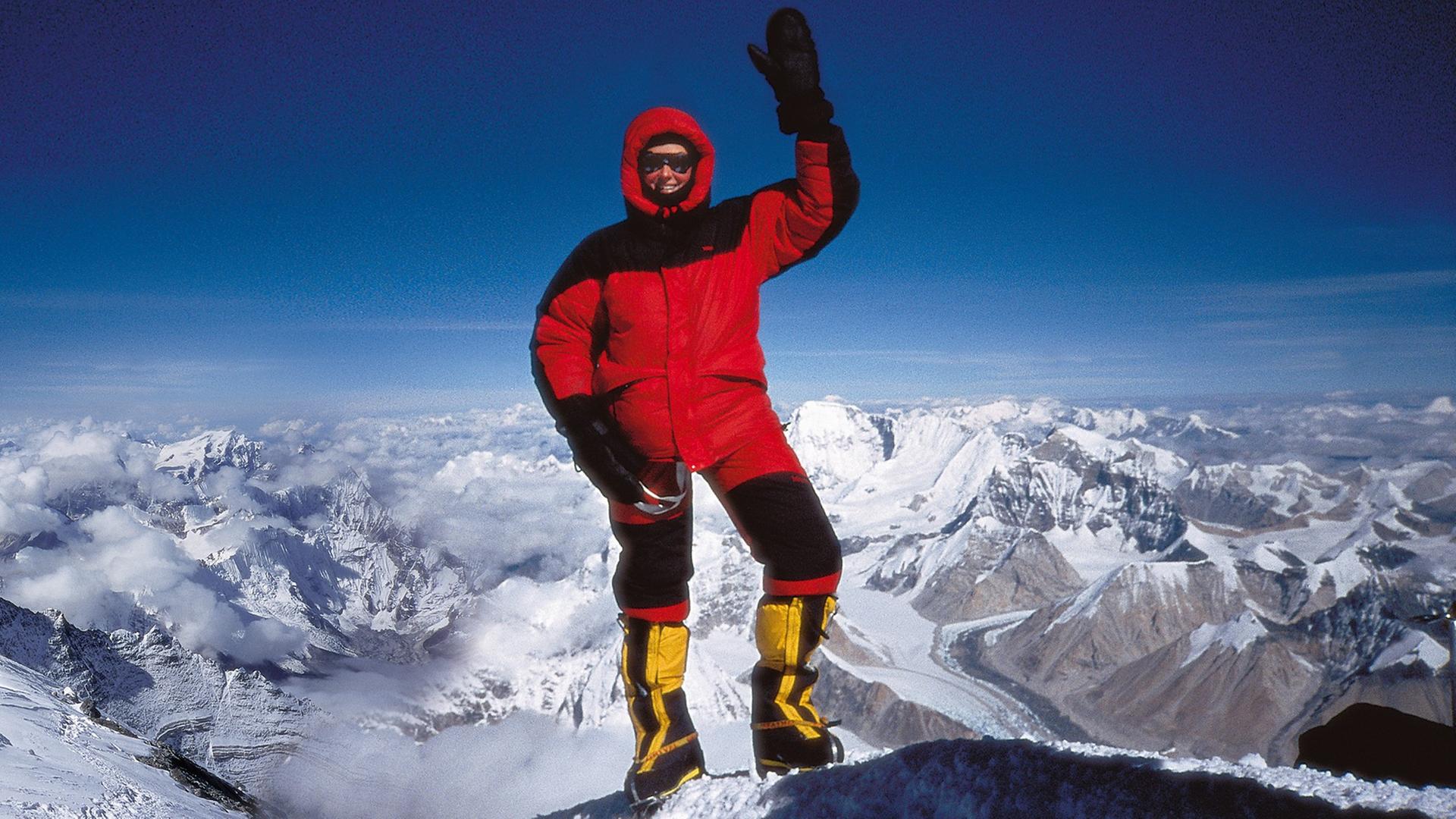 Die deutsche Bergsteigerin Helga Hengge steht auf dem Gipfel des Mount Everest. Die deutsche Bergsteigerin Helga Hengge steht auf dem Gipfel des Mount Everest.