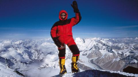 Die deutsche Bergsteigerin Helga Hengge steht auf dem Gipfel des Mount Everest.