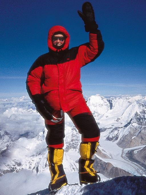 Die deutsche Bergsteigerin Helga Hengge steht auf dem Gipfel des Mount Everest.