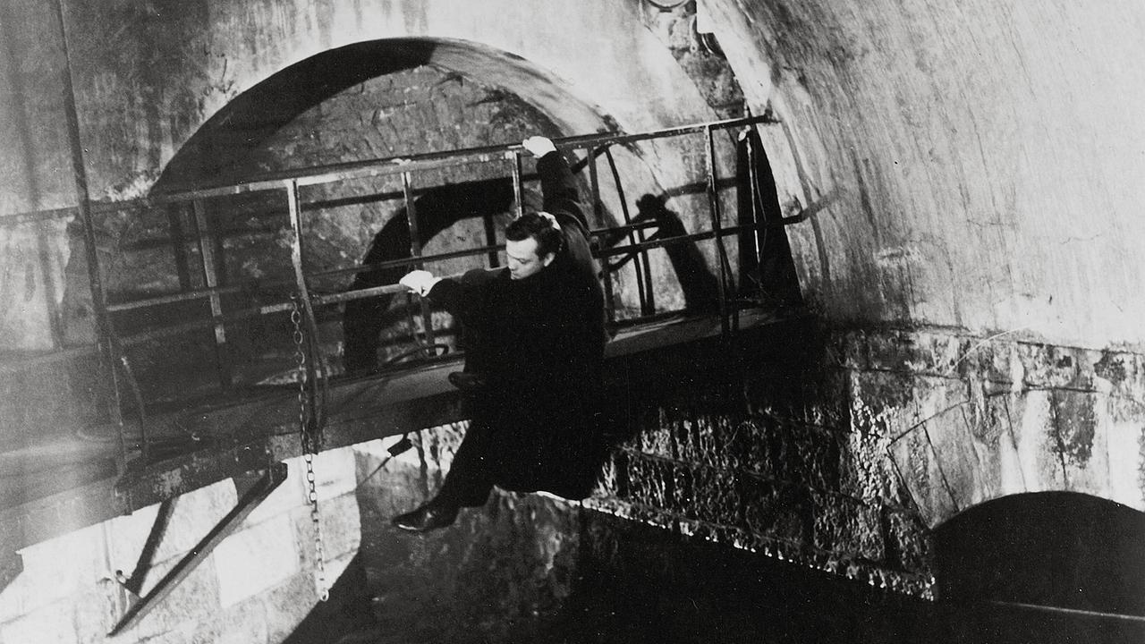 Szene aus dem Film "Der Dritte Mann": Harry Lime (Orson Welles) versucht, durch die Abwassertunnel im Wiener Untergrund zu fliehen. Szene aus dem Film "Der Dritte Mann": Harry Lime (Orson Welles) versucht, durch die Abwassertunnel im Wiener Untergrund zu fliehen.