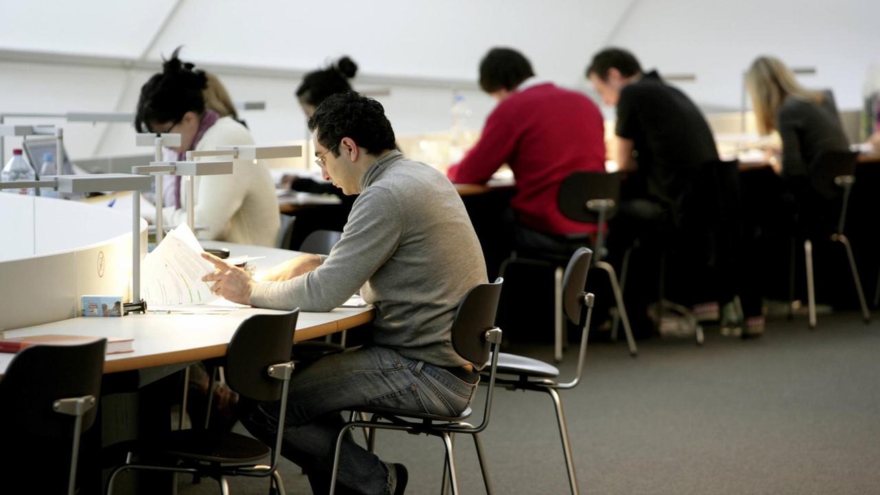 Freie Universiäet Berlin (FU): Studenten sitzen in der Bibliothek der philologischen Fakultät und lernen. Freie Universiäet Berlin (FU): Studenten sitzen in der Bibliothek der philologischen Fakultät und lernen.