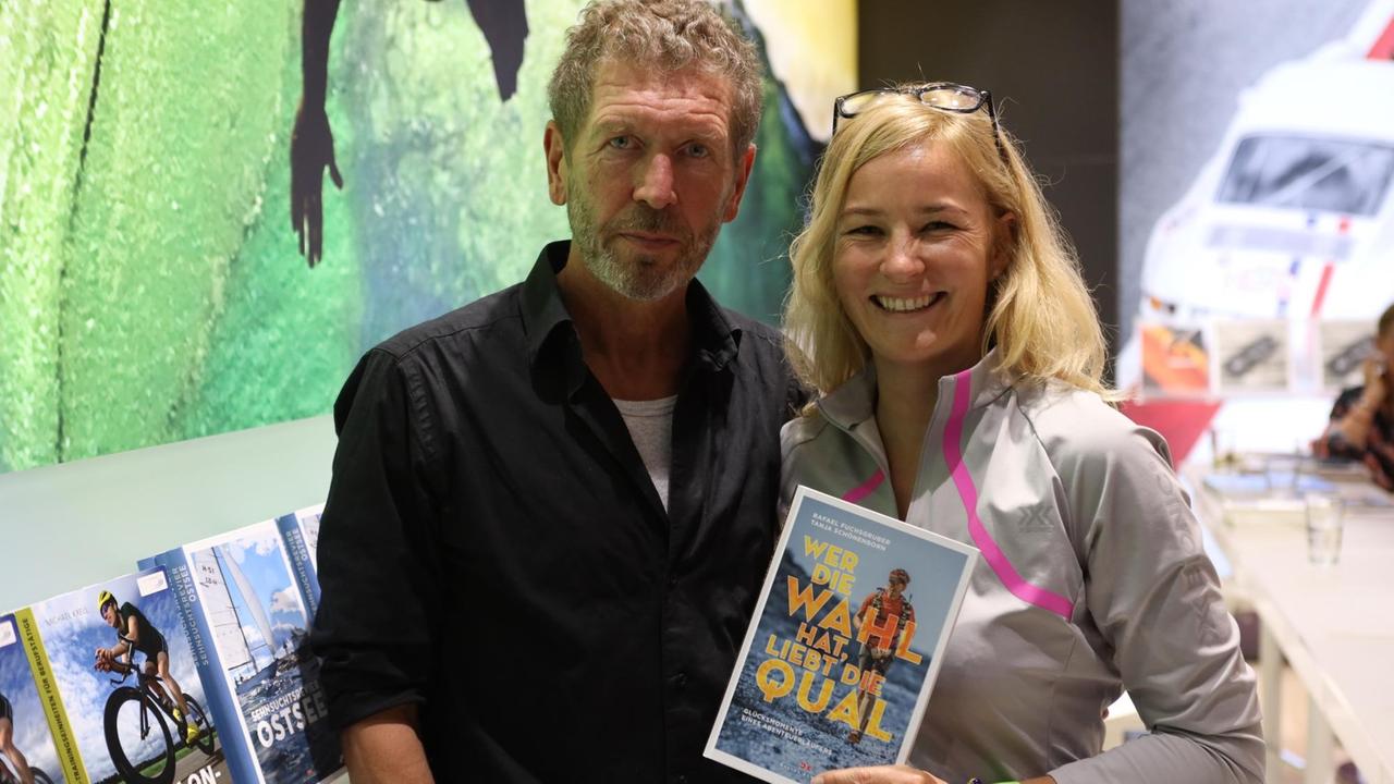 Tanja Schönenborn (r.) und Rafael Fuchsgruber (l.) halten ihr Buch "Wer die Wahl hat, liebt die Qual" Tanja Schönenborn (r.) und Rafael Fuchsgruber (l.) halten ihr Buch "Wer die Wahl hat, liebt die Qual"