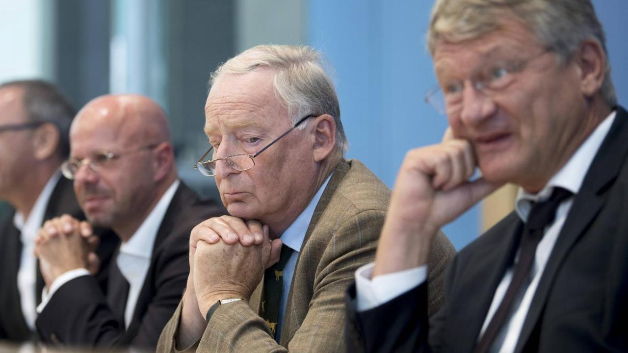 Andreas Kalbitz, Alexander Gauland und Joerg Meuthen (v.l.n.,r.), während einer AfD-Pressekonferenz am 02.10.2019 in Berlin Andreas Kalbitz, Alexander Gauland und Joerg Meuthen (v.l.n.,r.), während einer AfD-Pressekonferenz am 02.10.2019 in Berlin