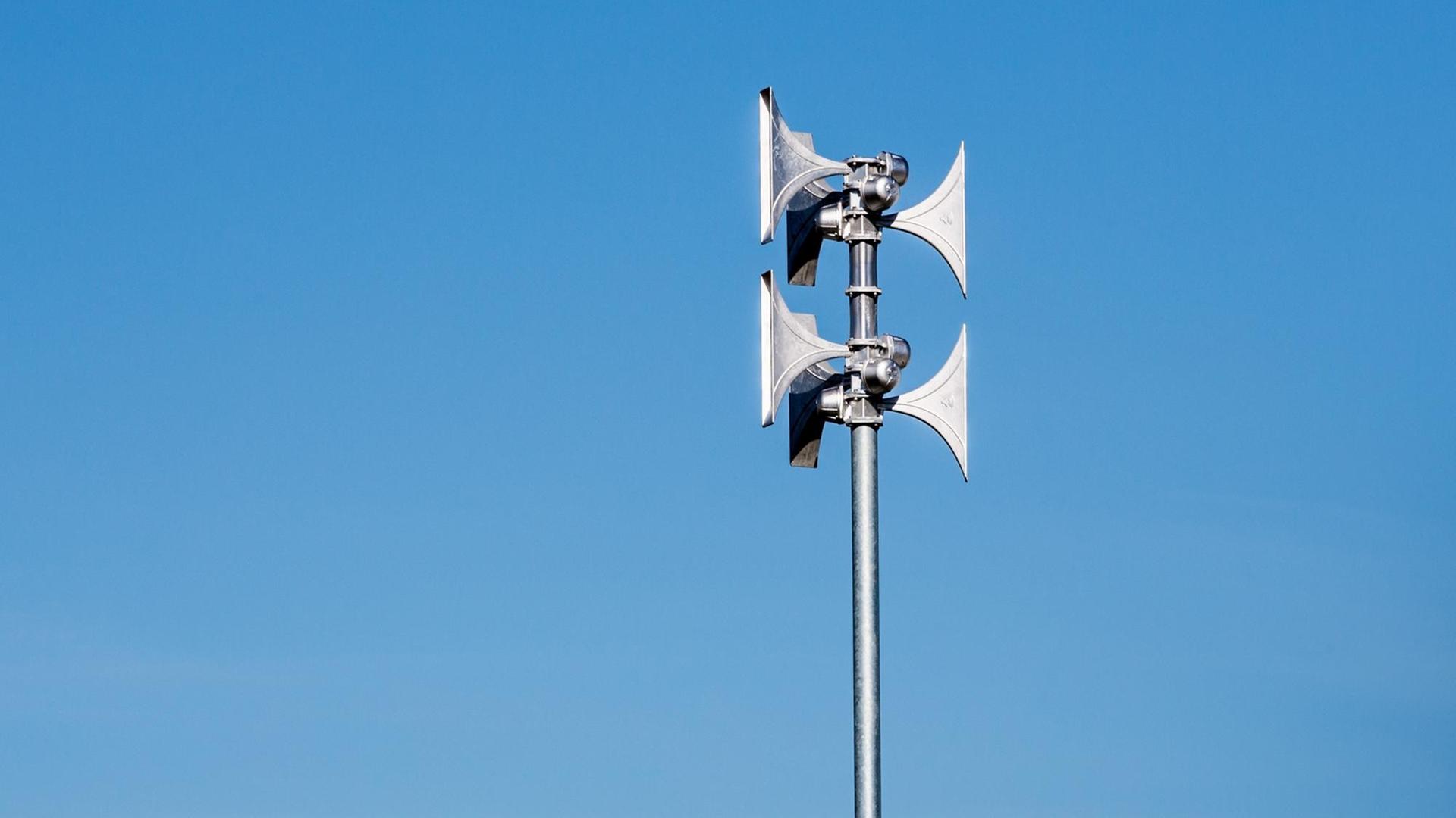Ein Mast mit mehreren Sirnen in Bamberg. Ein Mast mit mehreren Sirnen in Bamberg.